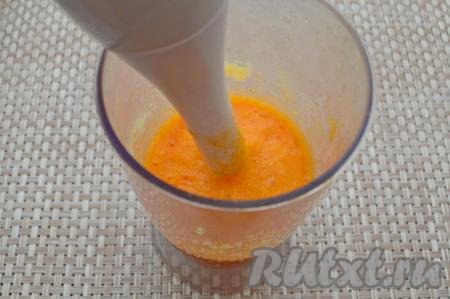 Пюрировать яблоки и хурму погружным блендером в однородное пюре.